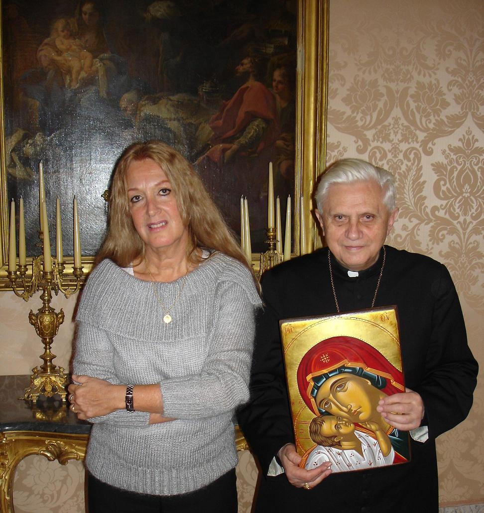 Moins de cinq mois avant d'être élu Pape Benoît XVI, le Cardinal Joseph Ratzinger, Préfet de la Congrégation pour la Doctrine de la Foi (CDF), reçoit Vassula le 22 novembre 2004 au siège de la CDF, au Vatican, au terme du dialogue mené durant deux ans au sujet de l'oeuvre La Vraie Vie en Dieu.
