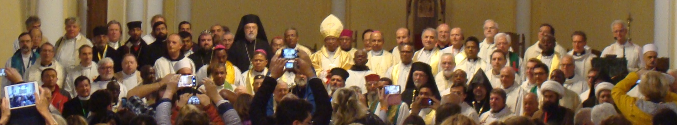Le clergé après la Messe en la Cathédrale catholique de l'Immaculée Conception, à Moscou